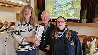 Ehrung für Franz Schnelle aus Bremen durch Bea Tilanus und Marion Kruse vom Vorstand der Freiwilligen Müllerinnen und Müller