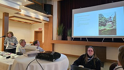 Hedwig Fust-Sanders, Karl Nortmann und Stefan Kortendiek von der Hüvener Mühle, Marion Kruse am Laptop