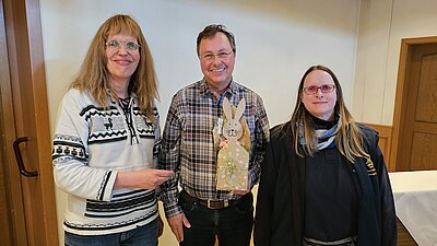 Blumengeschenk für Eke Thaden zum 95. Geburtstag - stellvertretend entgegengenommen von Claas Thaden - Seriemer Mühle Neuharlingersiel.