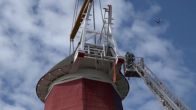 Die rote Mühle in Greetsiel bekommt neue Flügel