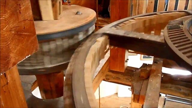 Windmühle in Rysum Krummhörn Ostfriesland in Aktion Räderwerk Ancient Windmill busy grinding
